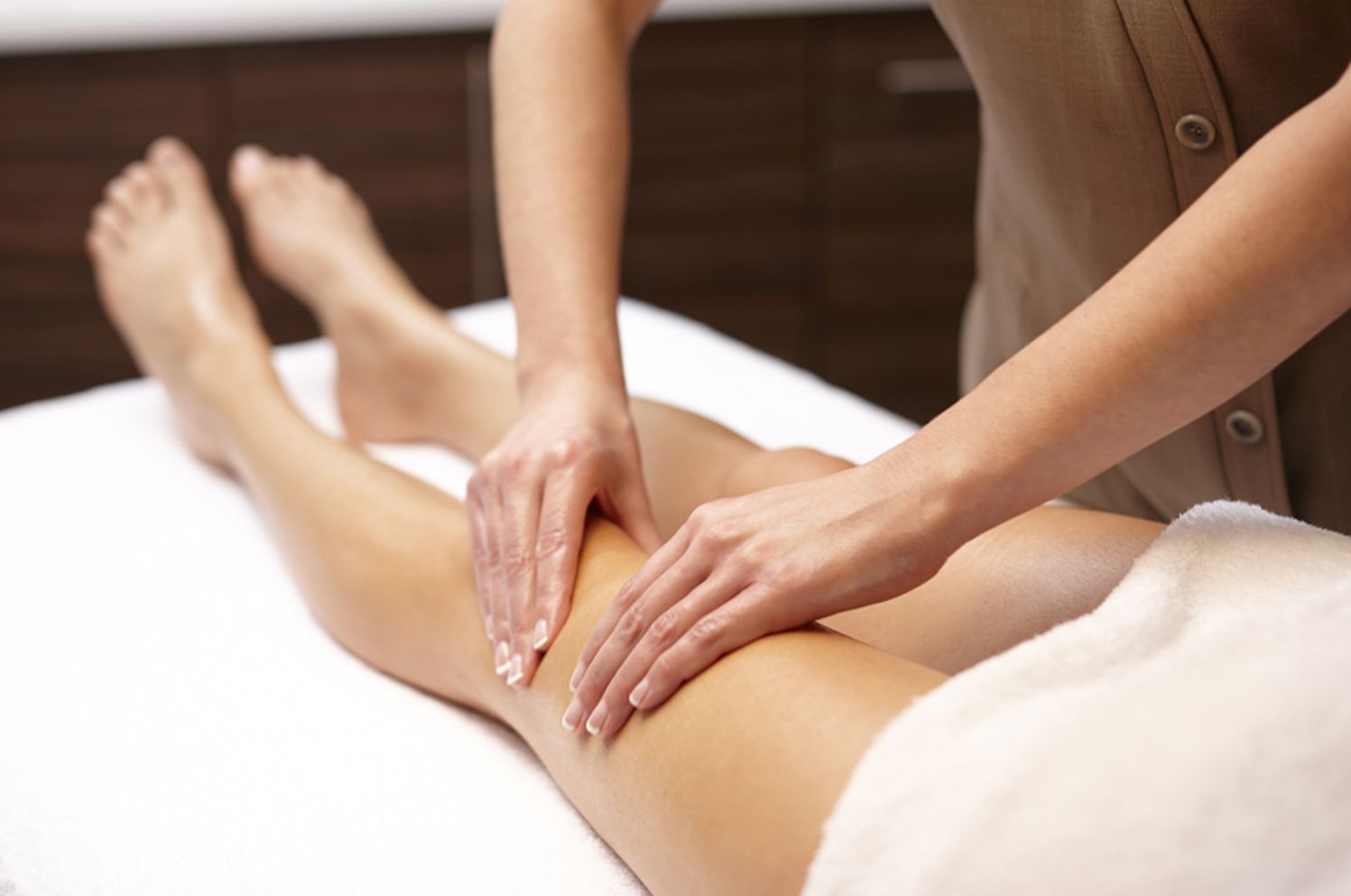 Therapist applying steady palm pressure on the leg during a Shiatsu massage at Cozy Massage Spa North Hollywood